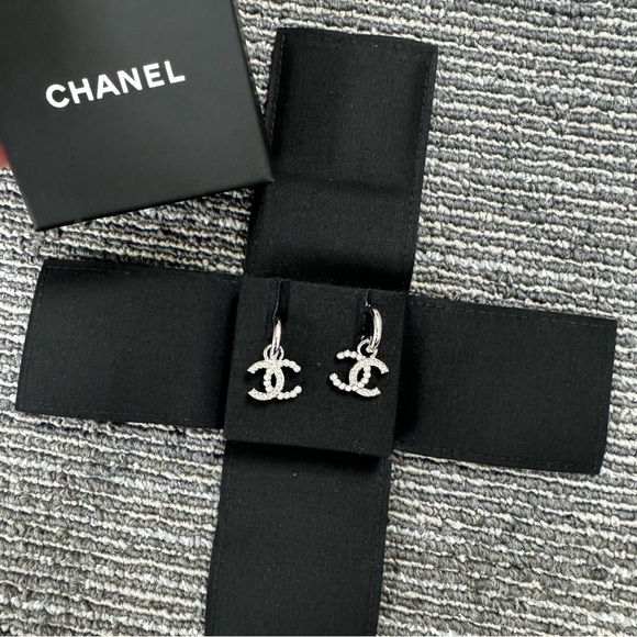 CHANEL CC LOGO EARRINGS PEARL AND CRYSTAL - Picture 3 of 10